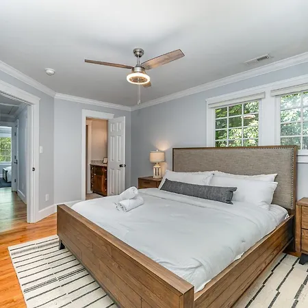 Holiday home Luxury South End Retreat - Hot Tub - 4 Bedrooms Charlotte