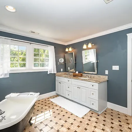 Luxury South End Retreat - Hot Tub - 4 Bedrooms *