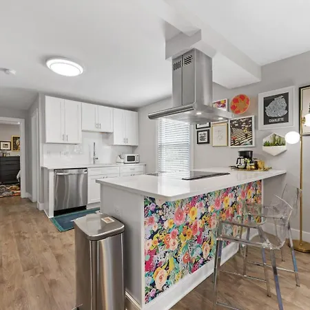 Qc Quarters: Elevated 4 Br/4ba, Total Quadplex Holiday home