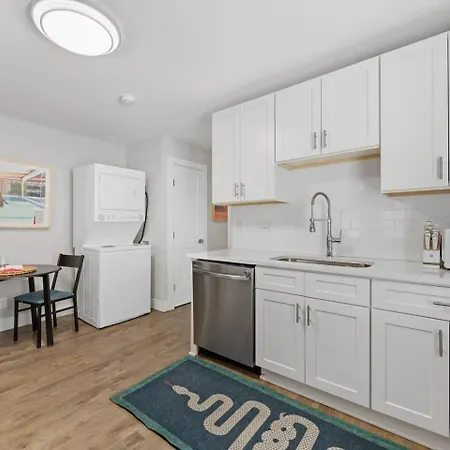 Qc Quarters: Elevated 4 Br/4ba, Total Quadplex Holiday home *