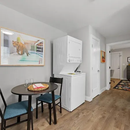 Holiday home Qc Quarters: Elevated 4 Br/4ba, Total Quadplex Charlotte