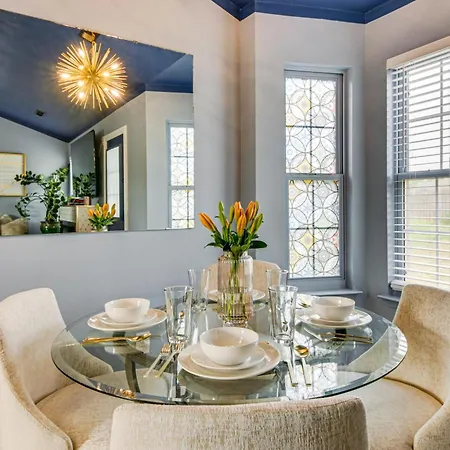 Vintage-chic Getaway: 6 Mi To Uptown Holiday home *