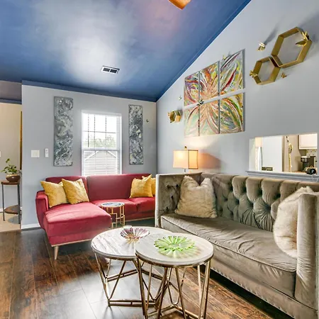 Vintage-chic Getaway: 6 Mi To Uptown Holiday home *
