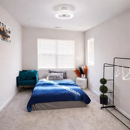 Holiday home Prime Uptown Luxury Townhome 3br 3br Near Highlights Of Uptown Clt From Boa, Nascar , Panthers ,free Parking And *