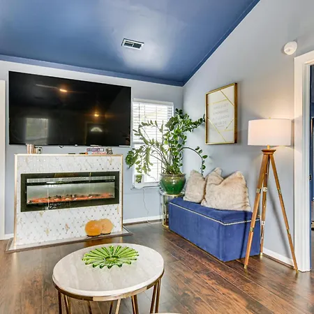Holiday home Vintage-chic Getaway: 6 Mi To Uptown *