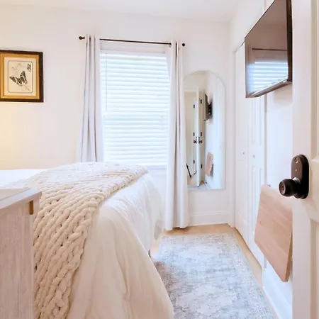 Stylish 3br Upper Level Near Clt & Whitewater Charlotte