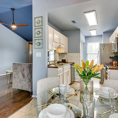 Vintage-chic Getaway: 6 Mi To Uptown *