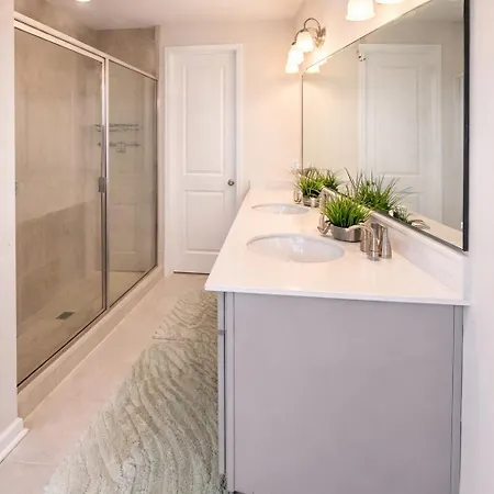 Prime Uptown Luxury Townhome 3br 3br Near Highlights Of Uptown Clt From Boa, Nascar , Panthers ,free Parking And Holiday home