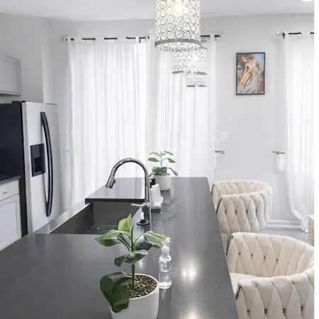 Prime Uptown Luxury Townhome 3br 3br Near Highlights Of Uptown Clt From Boa, Nascar , Panthers ,free Parking And Holiday home
