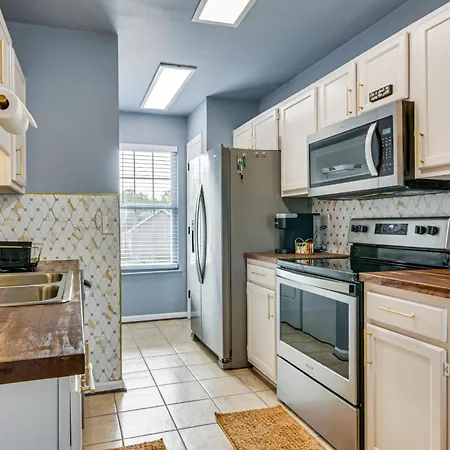Vintage-chic Getaway: 6 Mi To Uptown Charlotte