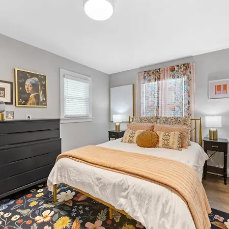 Qc Quarters: Elevated 4 Br/4ba, Total Quadplex * Charlotte