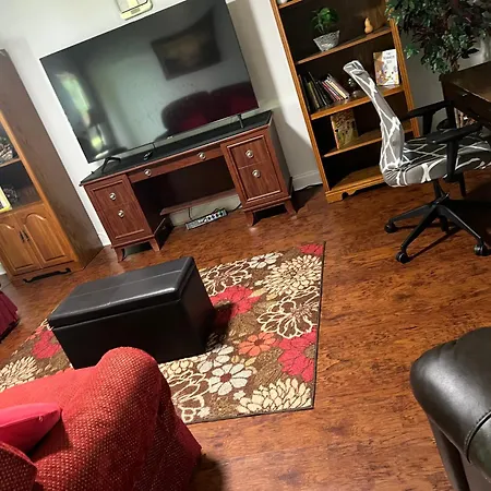 Comfort Home, Near Uptown And Airport Holiday home *