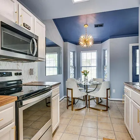 Vintage-chic Getaway: 6 Mi To Uptown Holiday home *