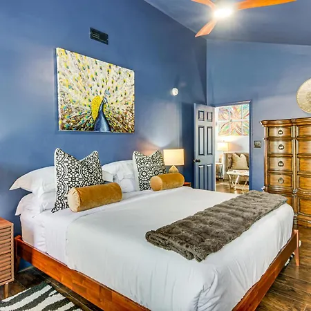 Holiday home Vintage-chic Getaway: 6 Mi To Uptown Charlotte