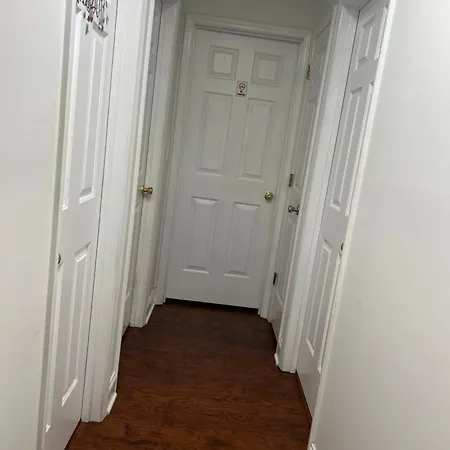 Comfort Home, Near Uptown And Airport Holiday home *
