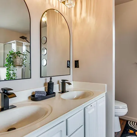 Vintage-chic Getaway: 6 Mi To Uptown Holiday home