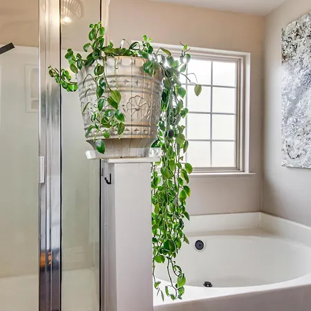 Vintage-chic Getaway: 6 Mi To Uptown Holiday home *