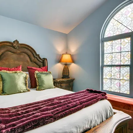 Holiday home Vintage-chic Getaway: 6 Mi To Uptown *
