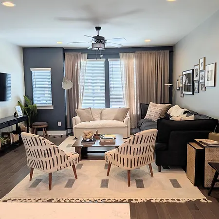 Qc Rooftop Retreat | Rooftop | Garage | Dog Park *