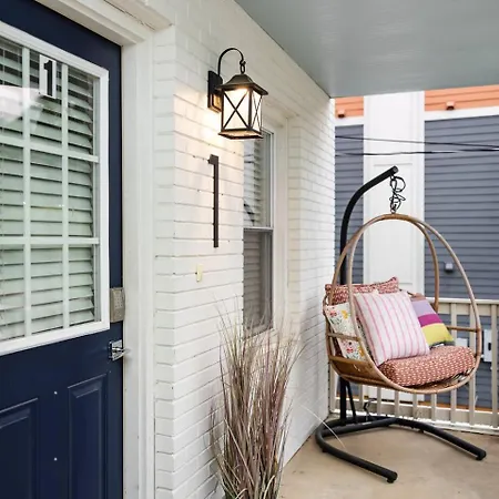 Qc Quarters: Elevated 4 Br/4ba, Total Quadplex *