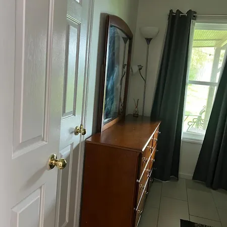 Comfort Home, Near Uptown And Airport Holiday home