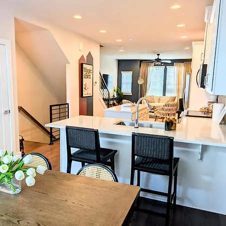 Holiday home Qc Rooftop Retreat | Rooftop | Garage | Dog Park *