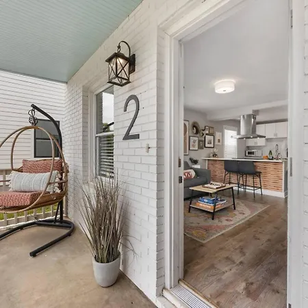 Qc Quarters: Elevated 4 Br/4ba, Total Quadplex *