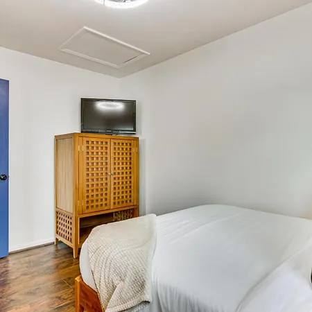 Vintage-chic Getaway: 6 Mi To Uptown *