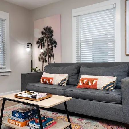 Holiday home Qc Quarters: Elevated 4 Br/4ba, Total Quadplex *