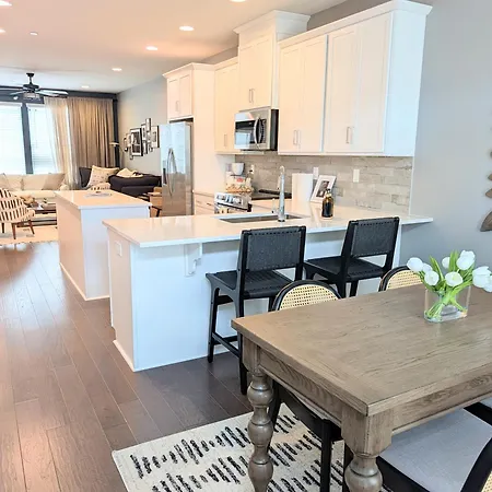 Qc Rooftop Retreat | Rooftop | Garage | Dog Park Holiday home