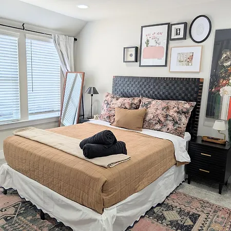 Qc Rooftop Retreat | Rooftop | Garage | Dog Park Holiday home Charlotte
