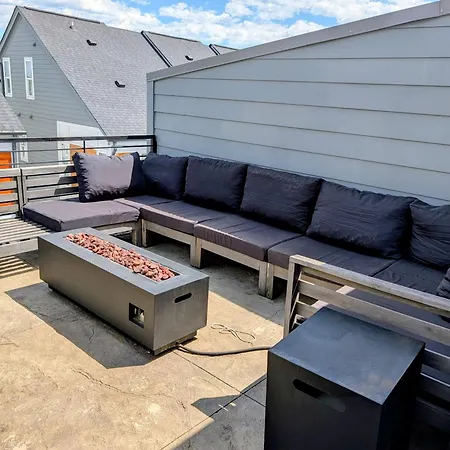 Qc Rooftop Retreat | Rooftop | Garage | Dog Park Holiday home *
