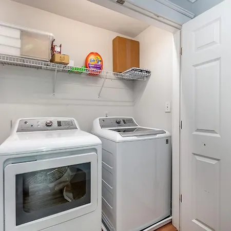 Luxury South End Retreat - Hot Tub - 4 Bedrooms *