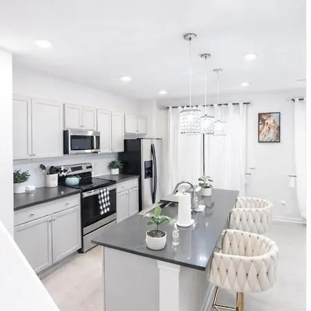 Holiday home Prime Uptown Luxury Townhome 3br 3br Near Highlights Of Uptown Clt From Boa, Nascar , Panthers ,free Parking And *