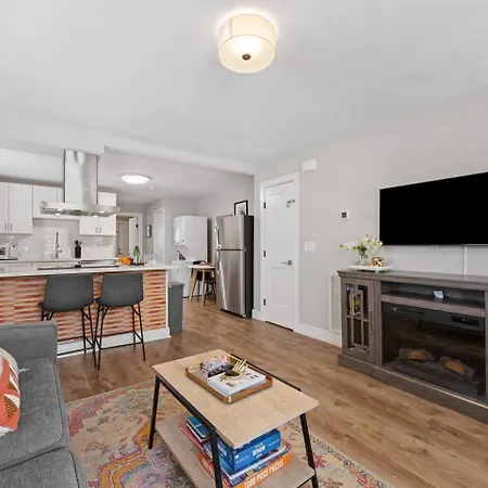 Qc Quarters: Elevated 4 Br/4ba, Total Quadplex *