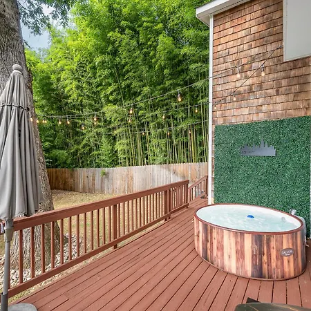 Luxury South End Retreat - Hot Tub - 4 Bedrooms Holiday home Charlotte