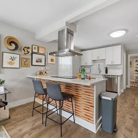 Qc Quarters: Elevated 4 Br/4ba, Total Quadplex Holiday home Charlotte