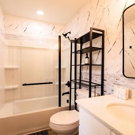 Stylish 3br Upper Level Near Clt & Whitewater Holiday home Charlotte