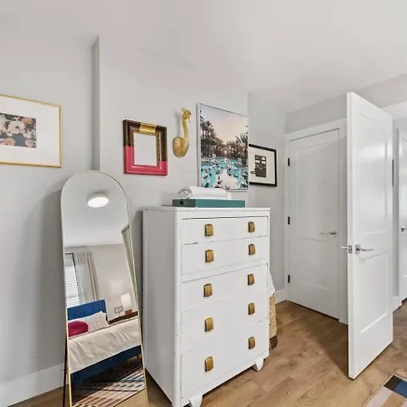Qc Quarters: Elevated 4 Br/4ba, Total Quadplex *
