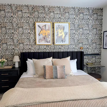 Qc Rooftop Retreat | Rooftop | Garage | Dog Park Holiday home *