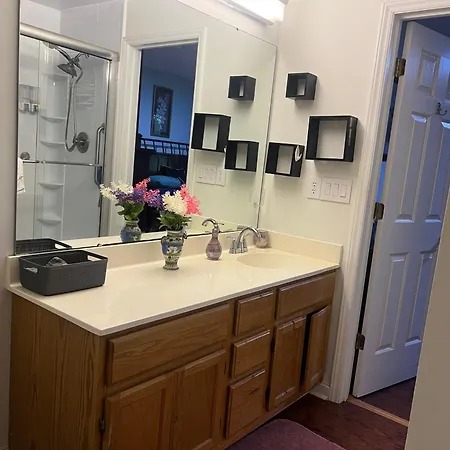 Holiday home Comfort Home, Near Uptown And Airport *