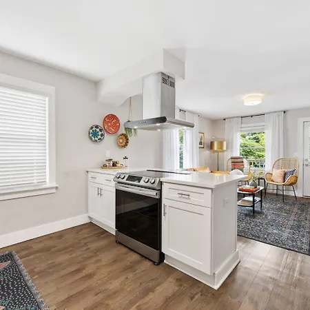 Qc Quarters: Elevated 4 Br/4ba, Total Quadplex * Charlotte
