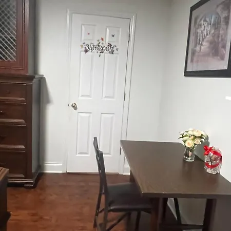 Comfort Home, Near Uptown And Airport *