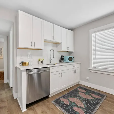 Qc Quarters: Elevated 4 Br/4ba, Total Quadplex *