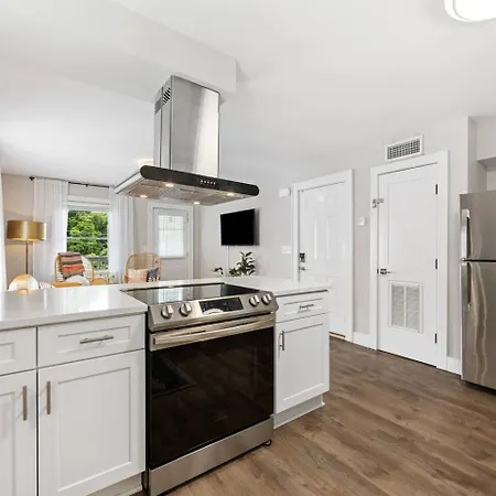 Qc Quarters: Elevated 4 Br/4ba, Total Quadplex