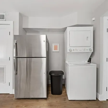 Qc Quarters: Elevated 4 Br/4ba, Total Quadplex Holiday home Charlotte