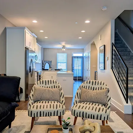 Qc Rooftop Retreat | Rooftop | Garage | Dog Park *