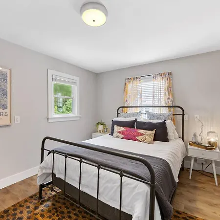 Qc Quarters: Elevated 4 Br/4ba, Total Quadplex Holiday home Charlotte