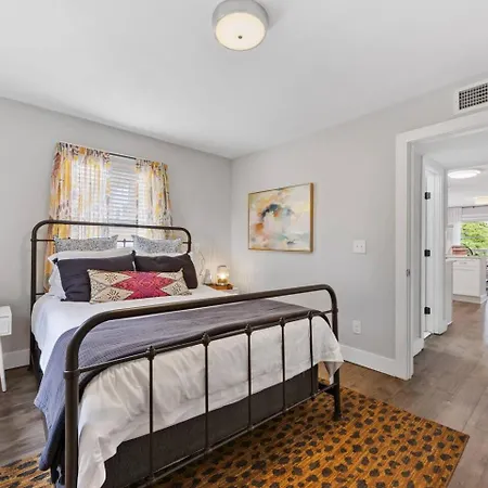 Holiday home Qc Quarters: Elevated 4 Br/4ba, Total Quadplex Charlotte