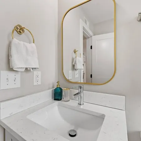 Qc Quarters: Elevated 4 Br/4ba, Total Quadplex